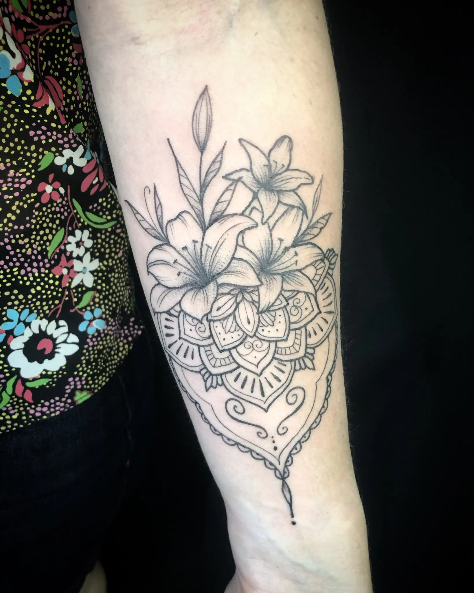 Tatuagem de flores com mandala